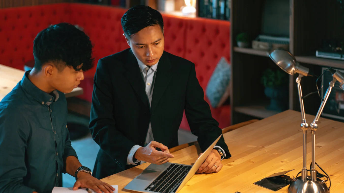 A leader mentoring a subordinate in the workplace, sharing knowledge and guidance for career development.