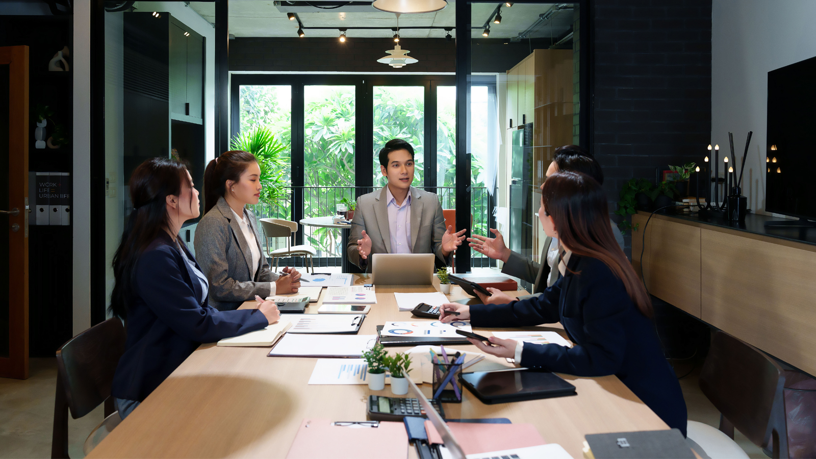 HR leaders discussing strategies to build a future-ready workforce in Singapore